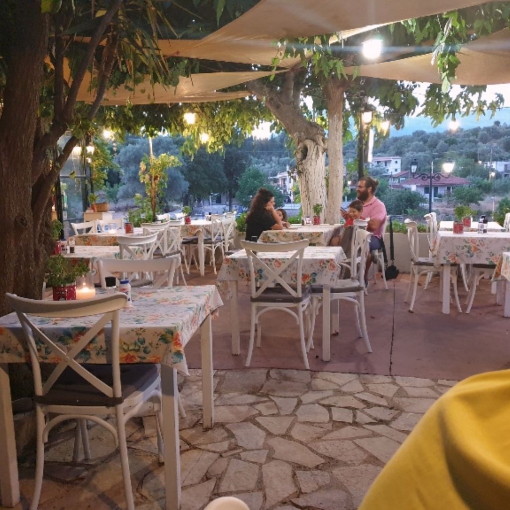 Restaurant The old plane tree Kontaraina