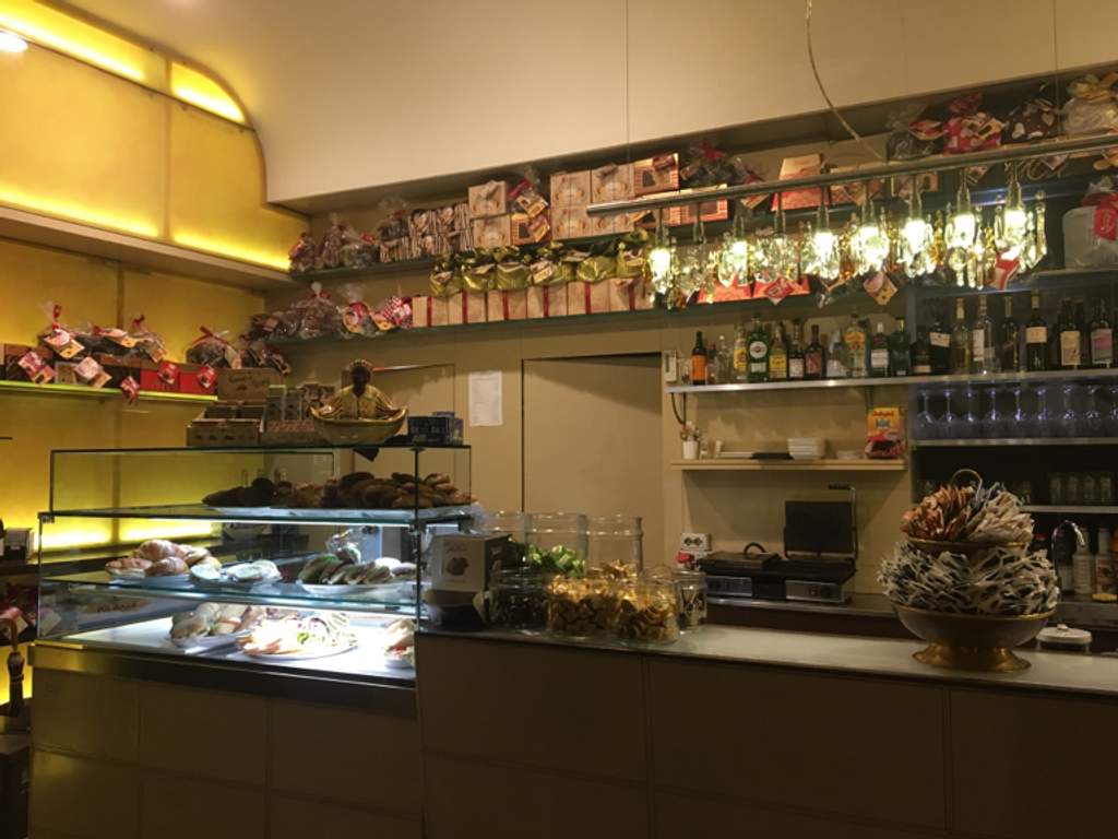 Modena italy cafe hi-res stock photography and images - Alamy, image size:1024x768