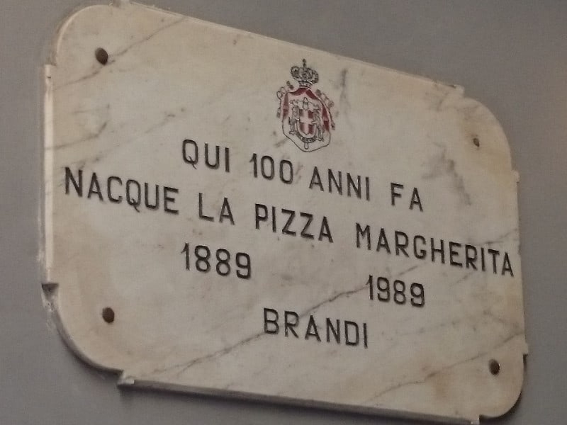 pizza margherita , L’INVENZIONE DELLA PIZZA MARGHERITA E LA PIZZERIA BRANDI, Foodiestrip.blog