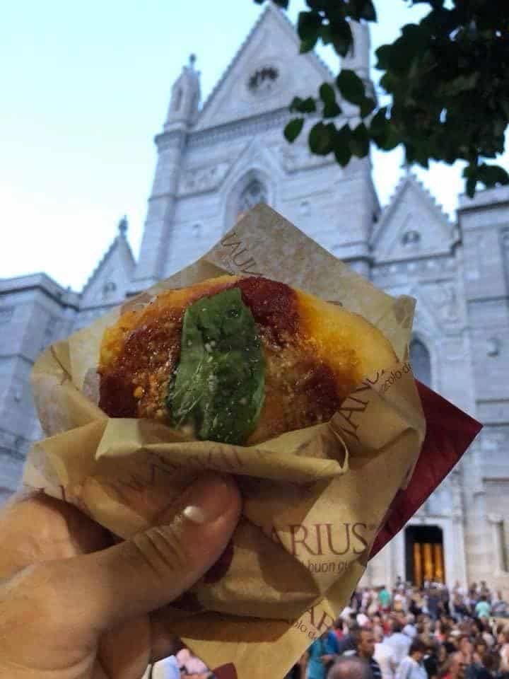, JANUARIUS, IL LOCALE “UNO E TRINO” DEDICATO A SAN GENNARO, Foodiestrip.blog
