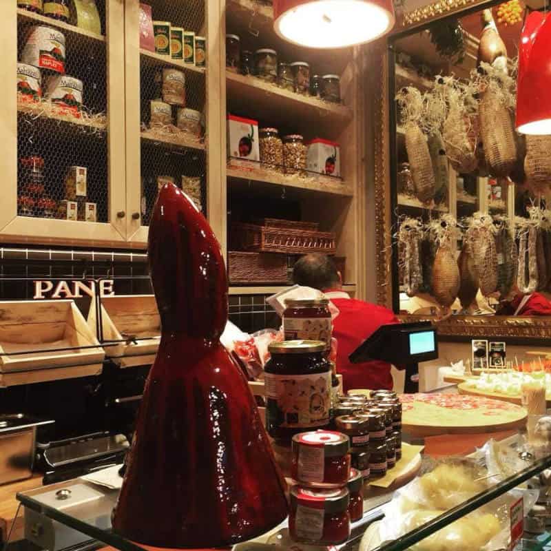 , JANUARIUS, IL LOCALE “UNO E TRINO” DEDICATO A SAN GENNARO, Foodiestrip.blog
